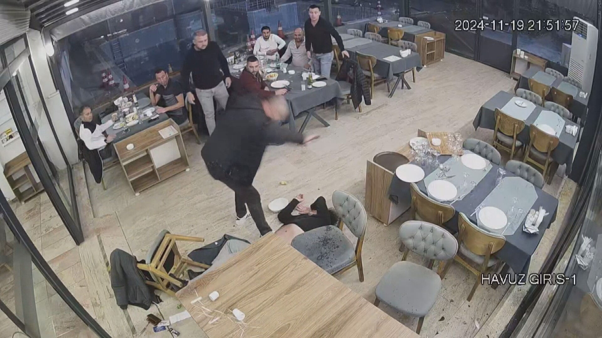 CHP'li isimden skandal görüntüler! Gazetecinin başında şişe kırdı, öldüresiye dövdü - 1. Resim