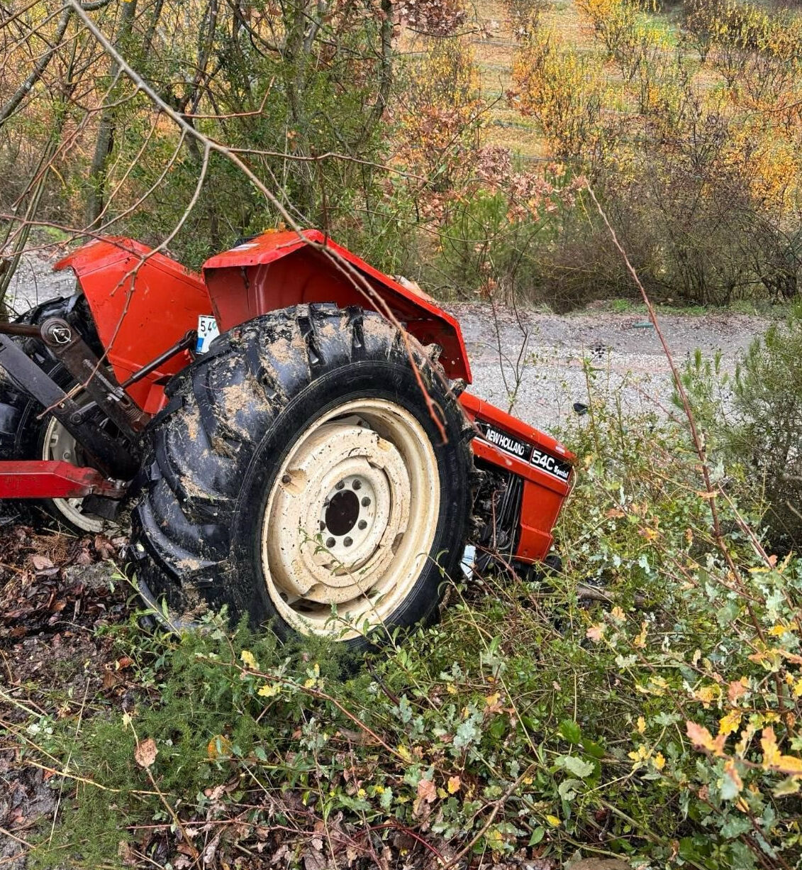 Ehliyetsiz sürücünün kontrolünden çıkan traktör devrildi: 1 ölü, 3 yaralı - 1. Resim