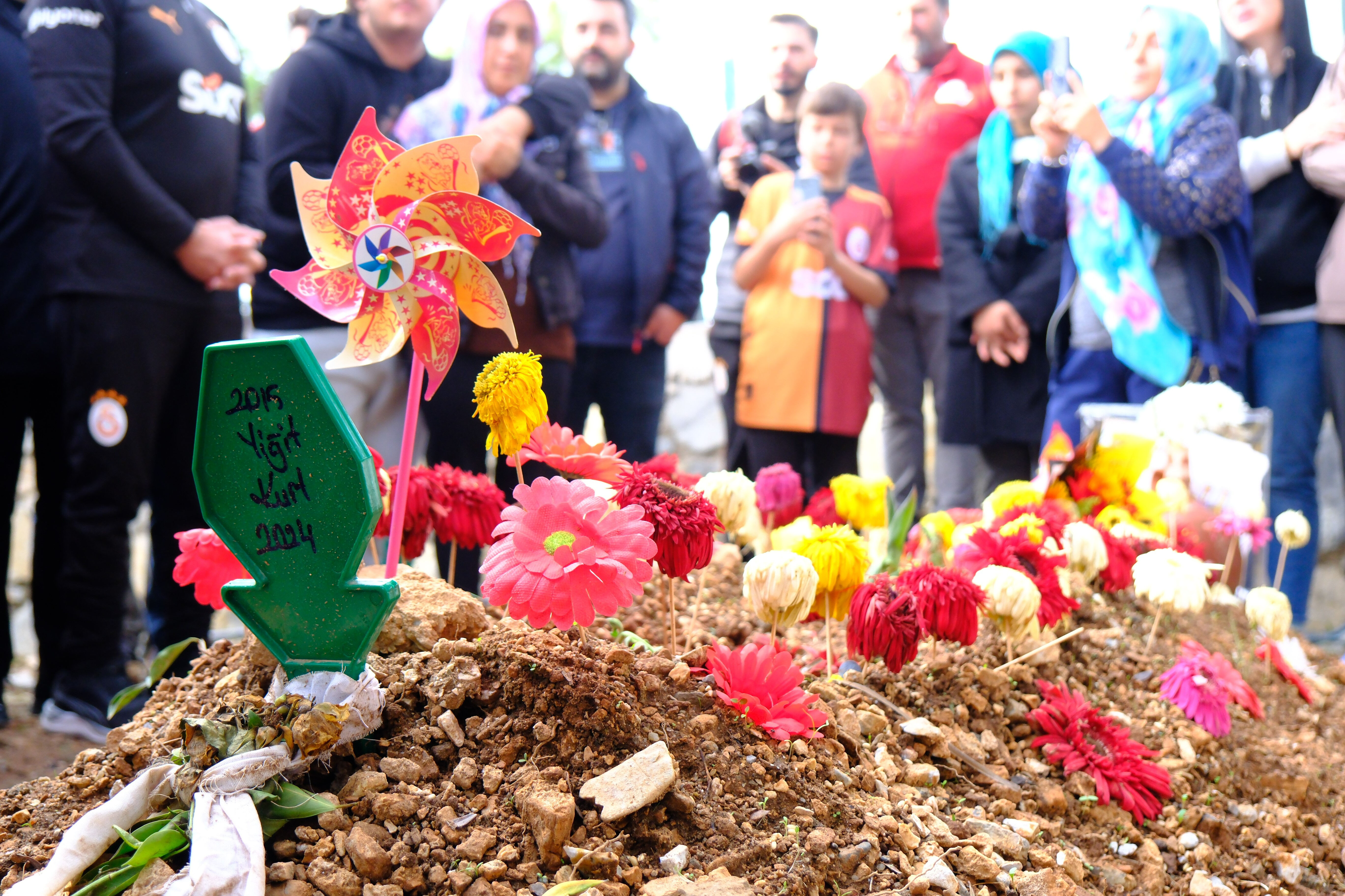 Galatasaray-Tottenham maçına giderken hayatını kaybetmişti! Sarı-kırmızılı kafile Yiğit Kurt'un mezarını ziyaret etti - 5. Resim