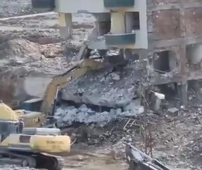 Hasarlı binanın yıkımı esnasında dehşet olay! İş makinasının üzerine devrildi - 1. Resim