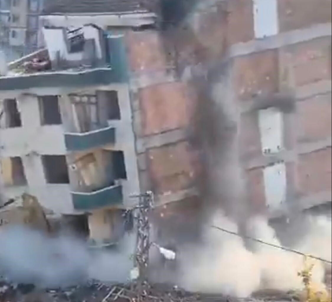 Hasarlı binanın yıkımı esnasında dehşet olay! İş makinasının üzerine devrildi - 2. Resim