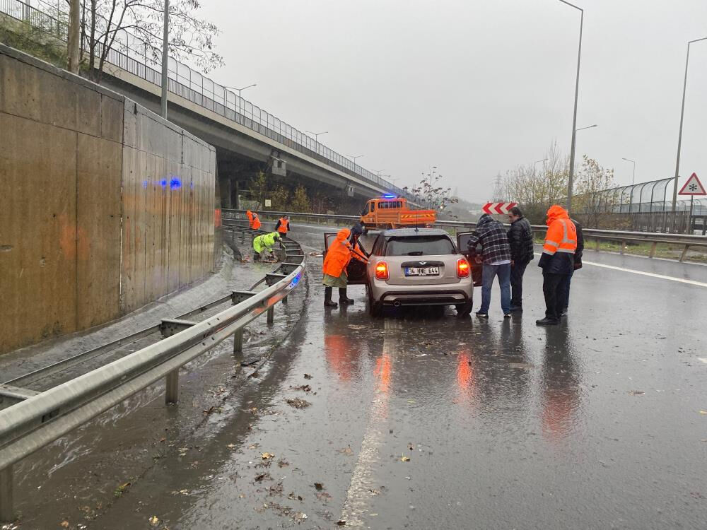 İstanbul'da hayat durdu! Uçaklar havada kaldı, çatılar uçtu İstanbul'da hayat durdu! Uçaklar havada kaldı, çatılar uçtu, trafik kilit - 7. Resim