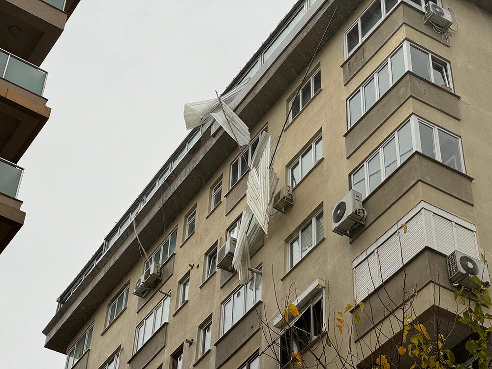 İstanbul'da hayat durdu! Uçaklar havada kaldı, çatılar uçtu İstanbul'da uçaklar havada tur attı! Yolcular büyük panik yaşadı - 2. Resim