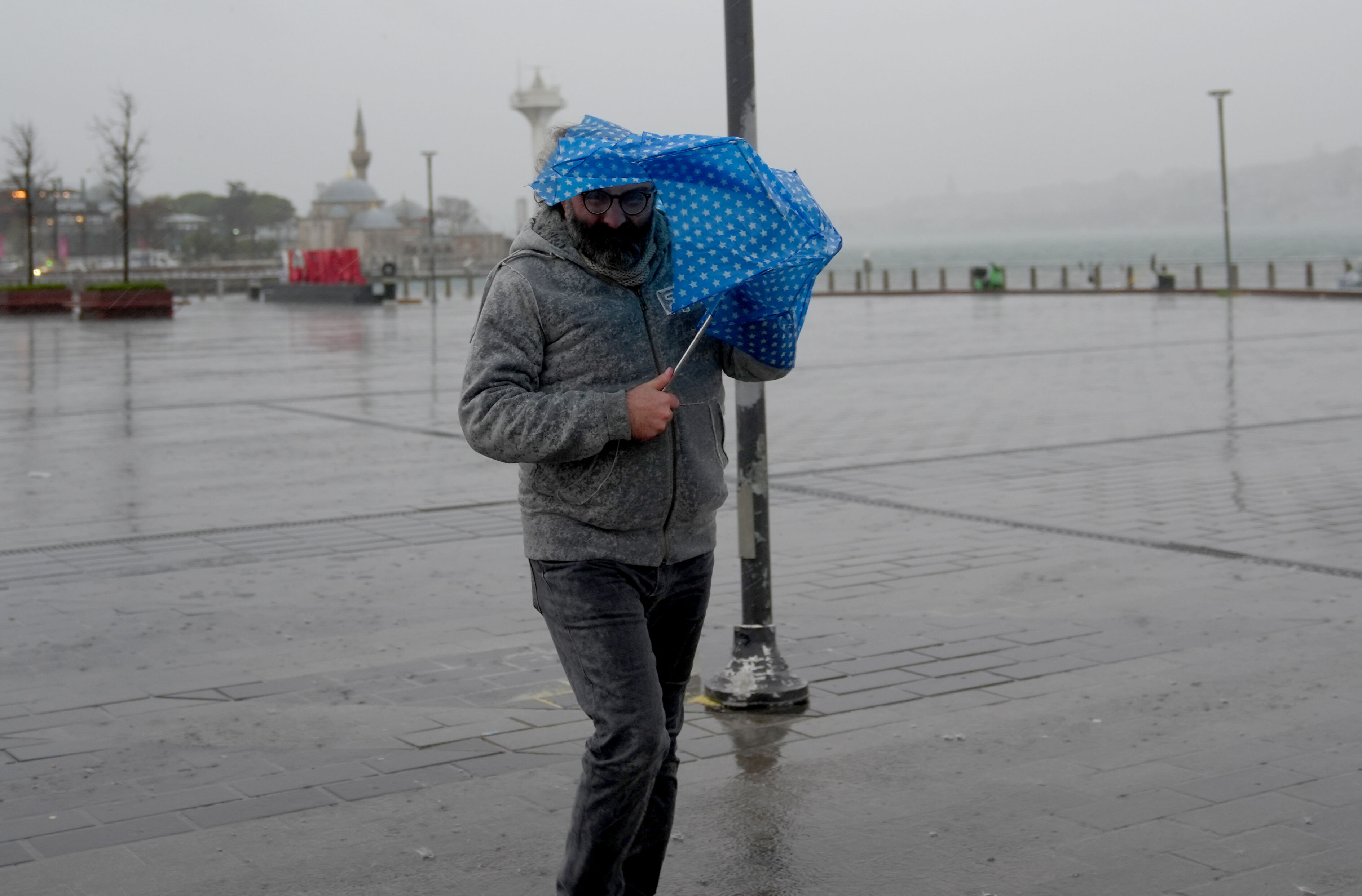 İstanbul'da hayat durdu! Uçaklar havada kaldı, çatılar uçtu İstanbul'da uçaklar havada tur attı! Yolcular büyük panik yaşadı - 4. Resim
