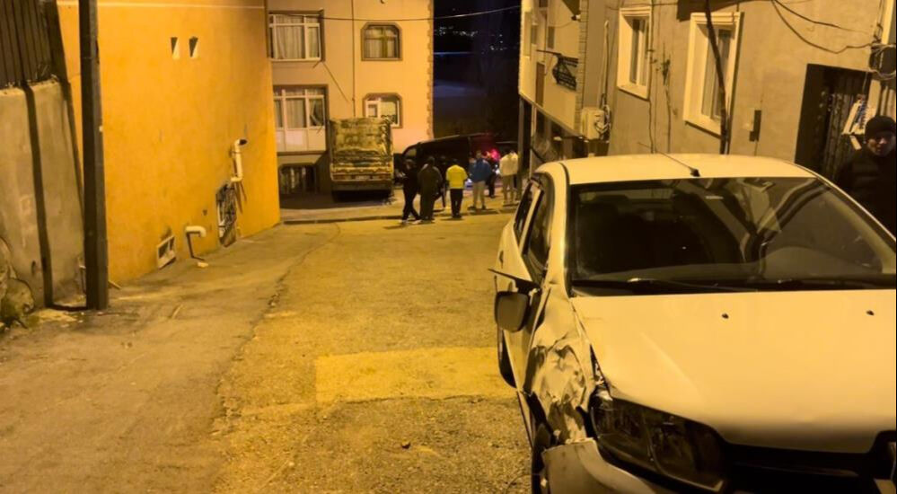 Lodostan sürüklenen park halindeki kamyon eve daldı! Lodostan sürüklenen park halindeki kamyon eve daldı! - 1. Resim