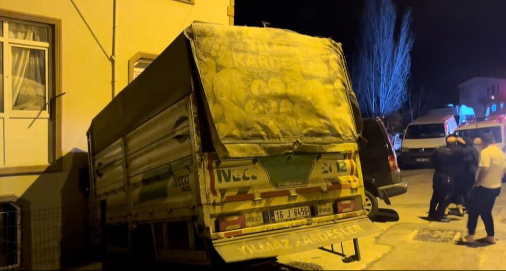 Lodostan sürüklenen park halindeki kamyon eve daldı! Lodostan sürüklenen park halindeki kamyon eve daldı! - 3. Resim