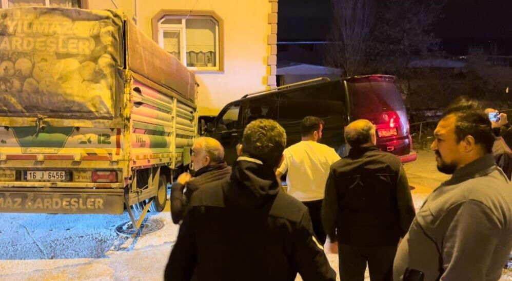 Lodostan sürüklenen park halindeki kamyon eve daldı! Lodostan sürüklenen park halindeki kamyon eve daldı! - 2. Resim