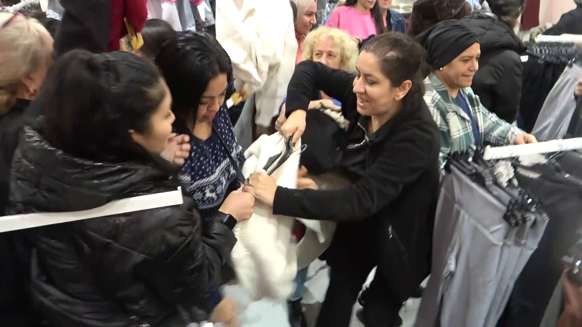 Mağaza açılışında izdiham! 25-30 TL'den satıyorlar Mağaza açılışında izdiham! 25-30 TL'den satıyorlar - 1. Resim