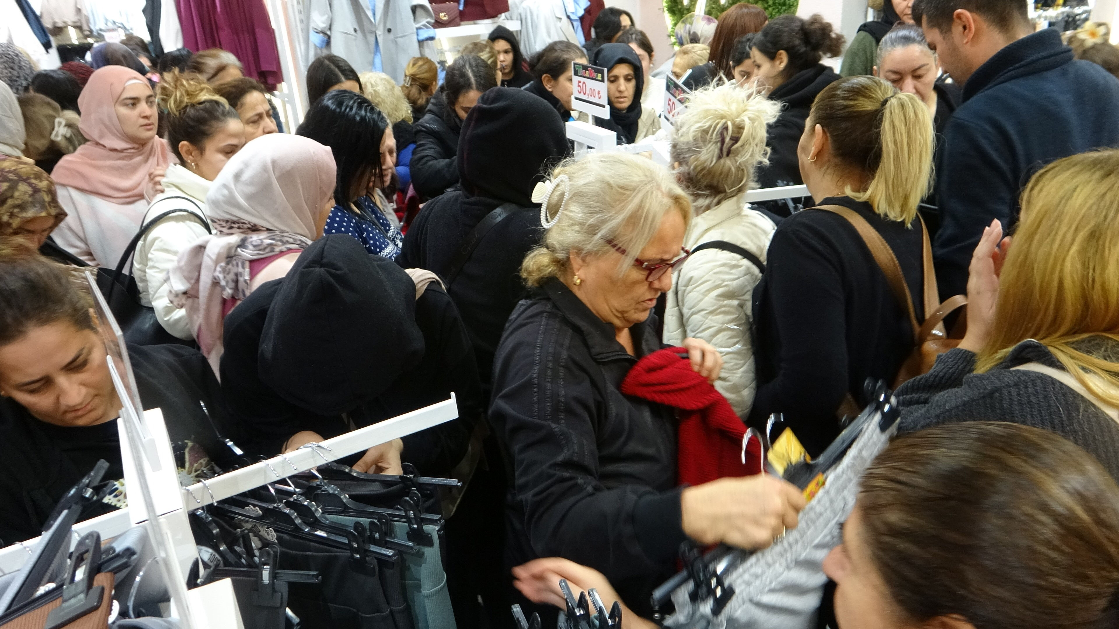 Mağaza açılışında izdiham! 25-30 TL'den satıyorlar Mağaza açılışında izdiham! 25-30 TL'den satıyorlar - 2. Resim