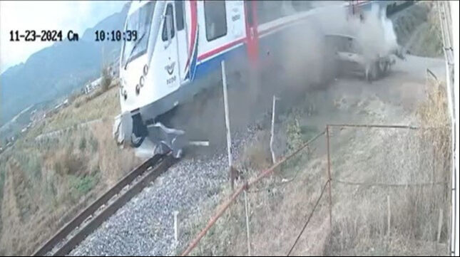 Manisa'da korkunç kaza! Yolcu treni otomobili adeta biçti - 1. Resim