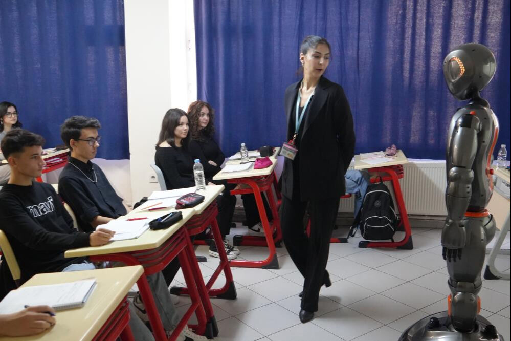 Öğrenciler insansı yapay zekalı robotu Ada ile ders işledi Öğrenciler insansı yapay zekalı robotu Ada ile ders işledi - 2. Resim