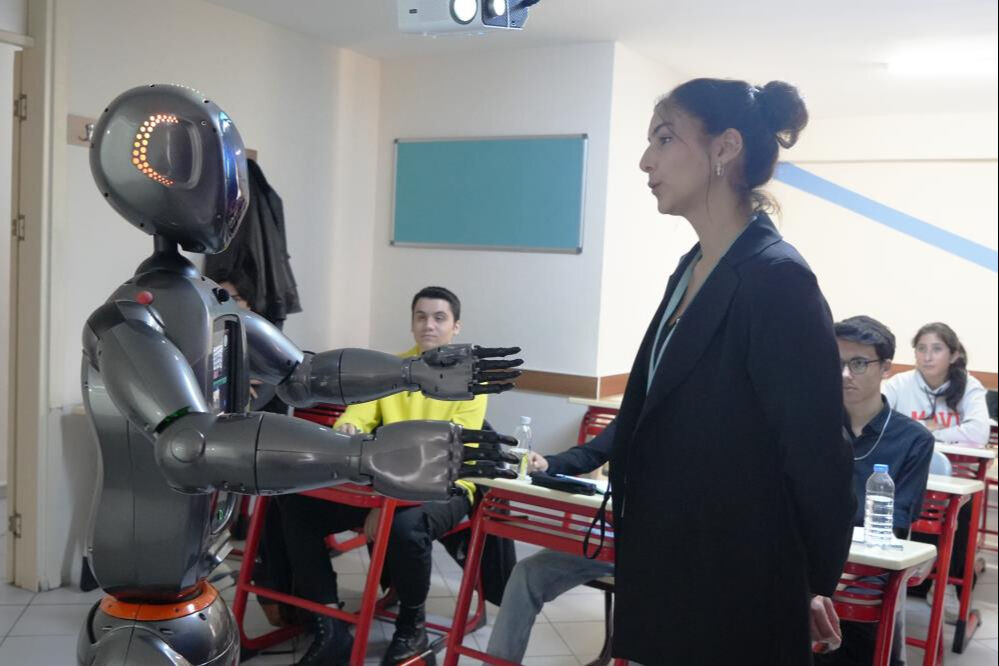Öğrenciler insansı yapay zekalı robotu Ada ile ders işledi Öğrenciler insansı yapay zekalı robotu Ada ile ders işledi - 4. Resim