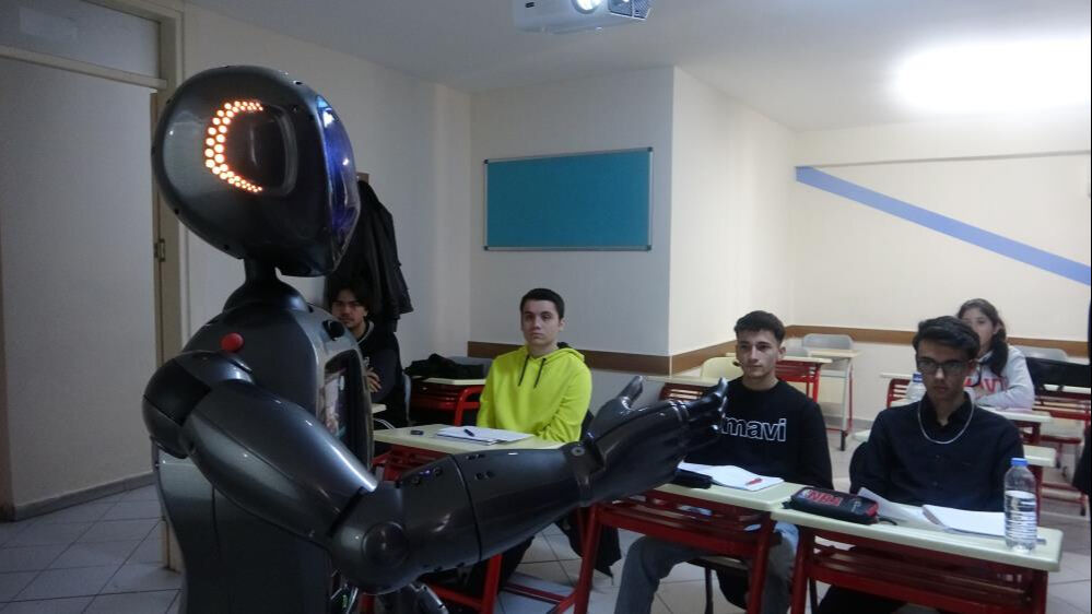 Öğrenciler insansı yapay zekalı robotu Ada ile ders işledi Öğrenciler insansı yapay zekalı robotu Ada ile ders işledi - 6. Resim
