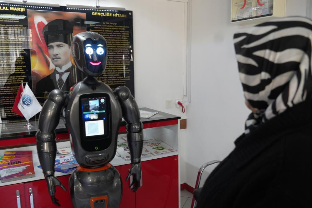 Öğrenciler insansı yapay zekalı robotu Ada ile ders işledi Öğrenciler insansı yapay zekalı robotu Ada ile ders işledi - 5. Resim