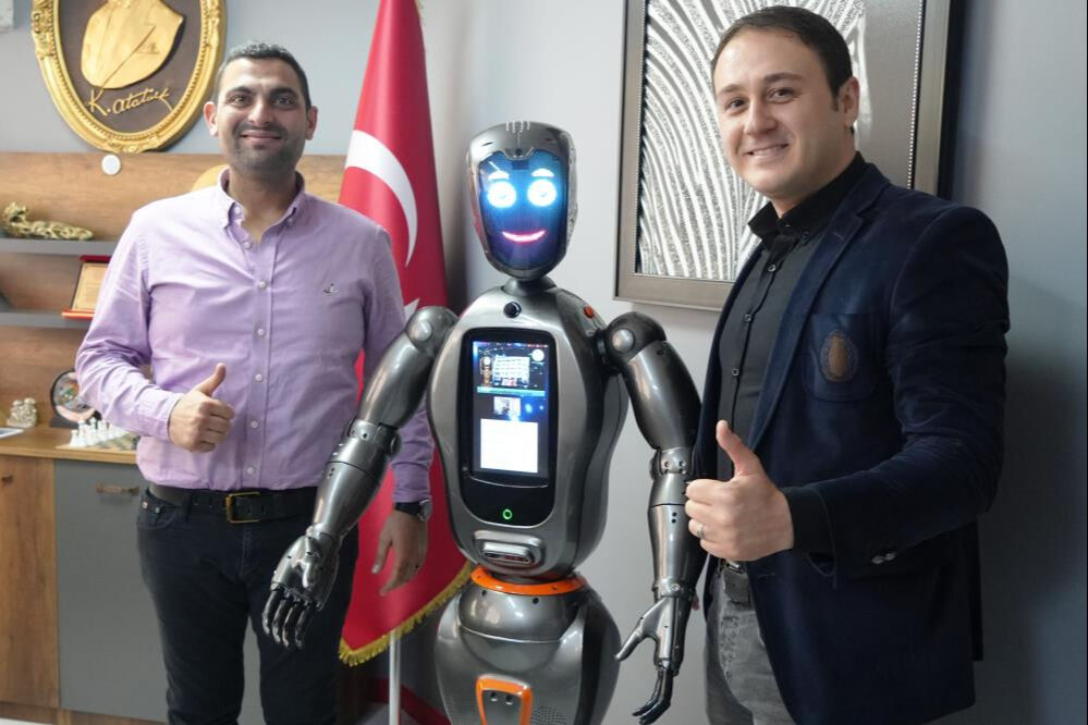 Öğrenciler insansı yapay zekalı robotu Ada ile ders işledi Öğrenciler insansı yapay zekalı robotu Ada ile ders işledi - 1. Resim