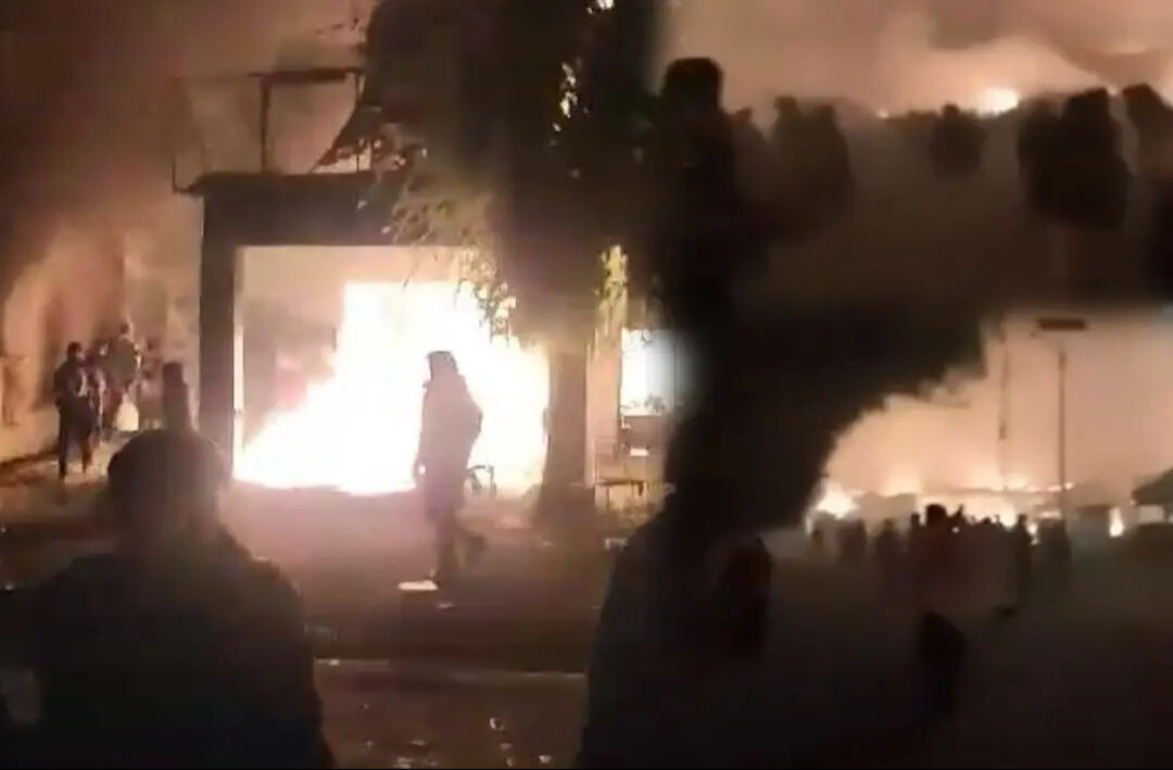 Pakistan'da yüzlerce ev ve dükkan ateşe verildi! Onlarca ölü ve yaralı var - 1. Resim