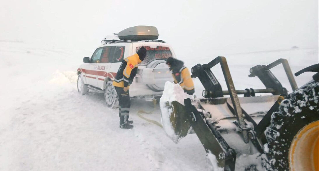 AFAD'dan kritik uyarı! Kar yolları kapadı, TEM'de çok sayı araç birbirine girdi AFAD'dan kritik uyarı! Kar yolları kapadı, Adana Büyükşehir Belediye Başkanı Zeydan Karalar yolda kaldı - 7. Resim