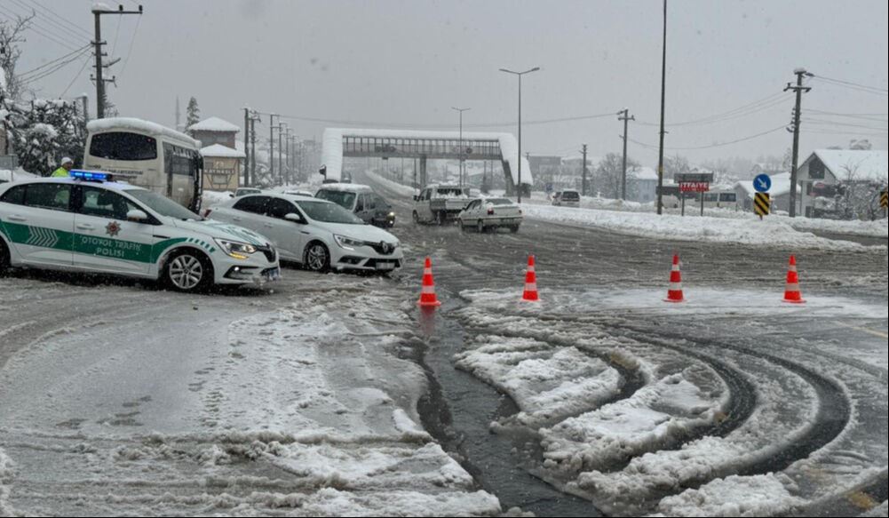 AFAD'dan kritik uyarı! Kar yolları kapadı, TEM'de çok sayı araç birbirine girdi AFAD'dan kritik uyarı! Kar yolları kapadı, Adana Büyükşehir Belediye Başkanı Zeydan Karalar yolda kaldı - 4. Resim