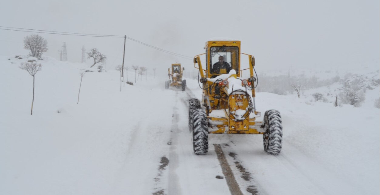 AFAD'dan kritik uyarı! Kar yolları kapadı, TEM'de çok sayı araç birbirine girdi AFAD'dan kritik uyarı! Kar yolları kapadı, Adana Büyükşehir Belediye Başkanı Zeydan Karalar yolda kaldı - 3. Resim