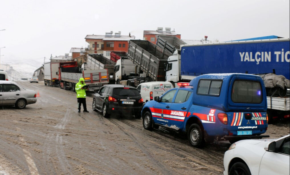 AFAD'dan kritik uyarı! Kar yolları kapadı, TEM'de çok sayı araç birbirine girdi AFAD'dan kritik uyarı! Kar yolları kapadı, Adana Büyükşehir Belediye Başkanı Zeydan Karalar yolda kaldı - 1. Resim