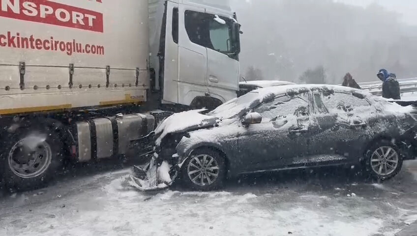 AFAD'dan kritik uyarı! Kar yolları kapadı, TEM'de çok sayı araç birbirine girdi AFAD'dan kritik uyarı! Kar yolları kapadı, Adana Büyükşehir Belediye Başkanı Zeydan Karalar yolda kaldı - 1. Resim