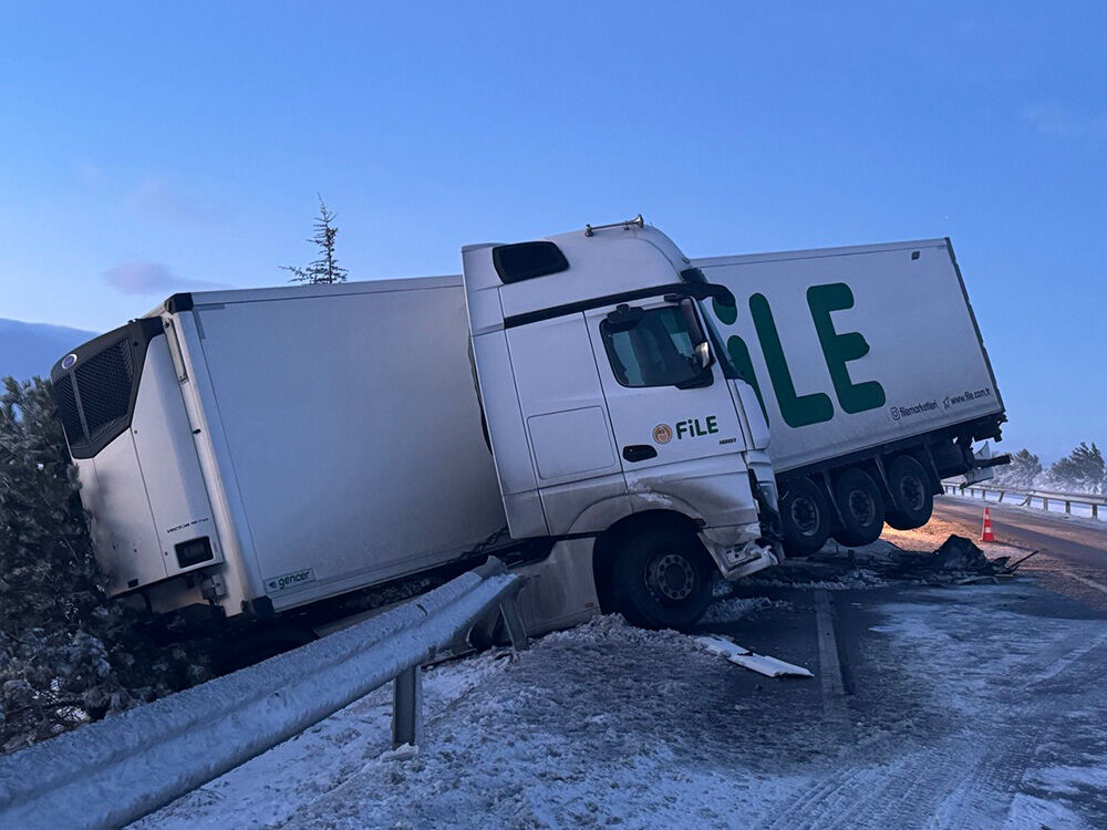 Afyonkarahisar'da yolcu otobüsü zincirleme kazaya karıştı! 30 yaralı var - 1. Resim