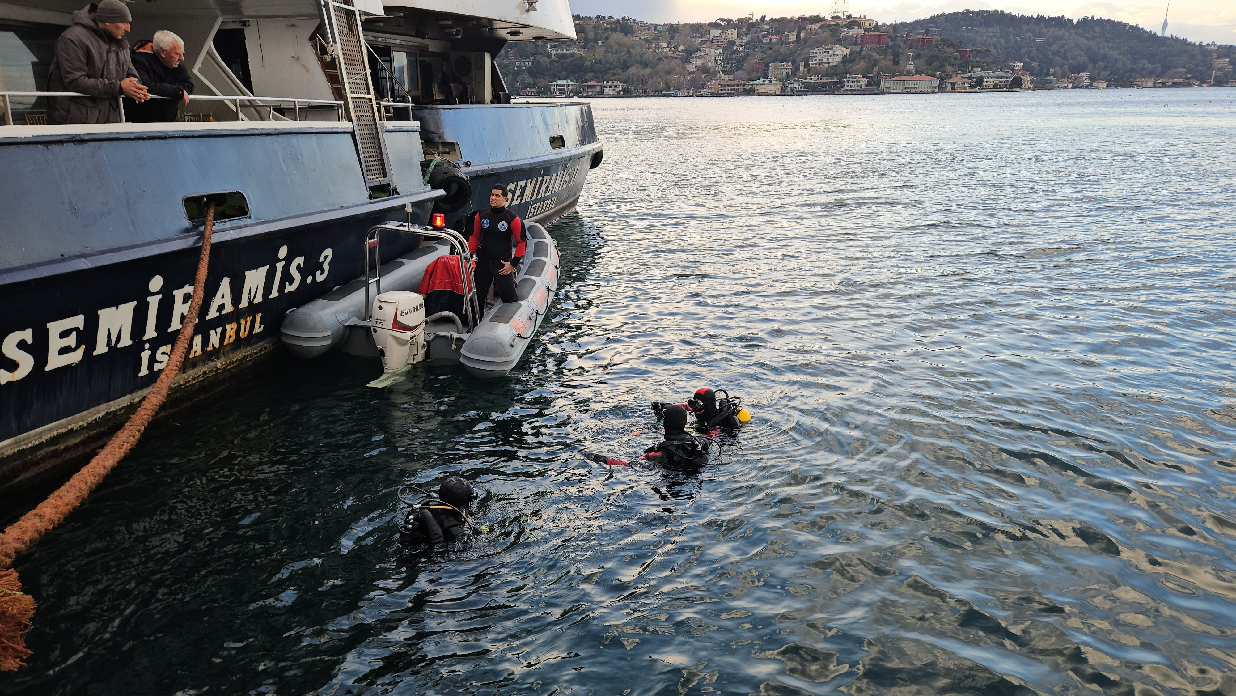 Balık tutan iki genç denize düştü! Arama çalışmaları sürüyor - 1. Resim