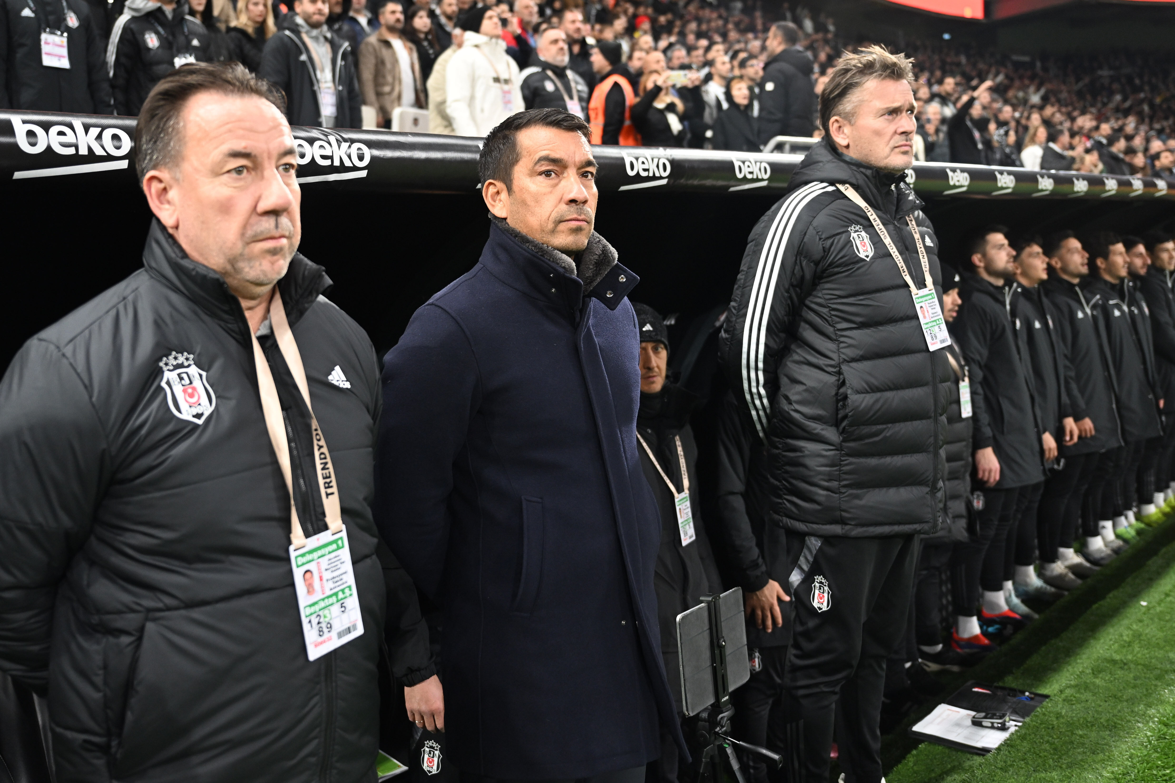 Beşiktaş Teknik Direktörü Van Bronckhorst, Göztepe mağlubiyeti hakkında konuştu! - 2. Resim