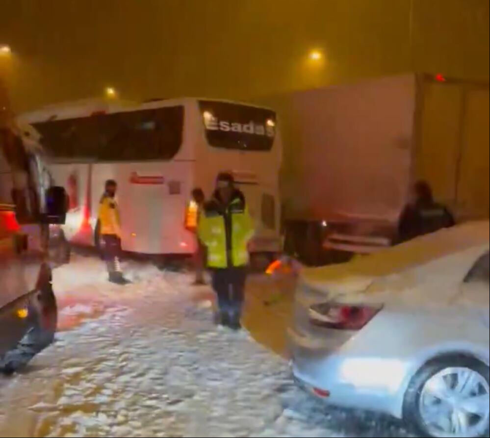 Bolu Dağı Tüneli'nde zincirleme kaza! Yol ulaşıma kapandı - 1. Resim