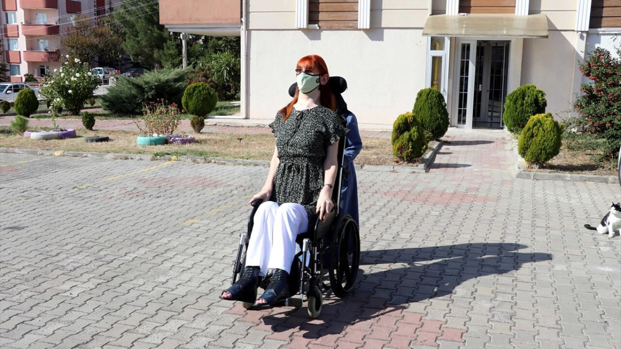 Dünyanın en kısa kadını Jyoti Amge ile buluştu! Dünyanın en uzun kadını Rumeysa Gelgi kimdir? - 4. Resim