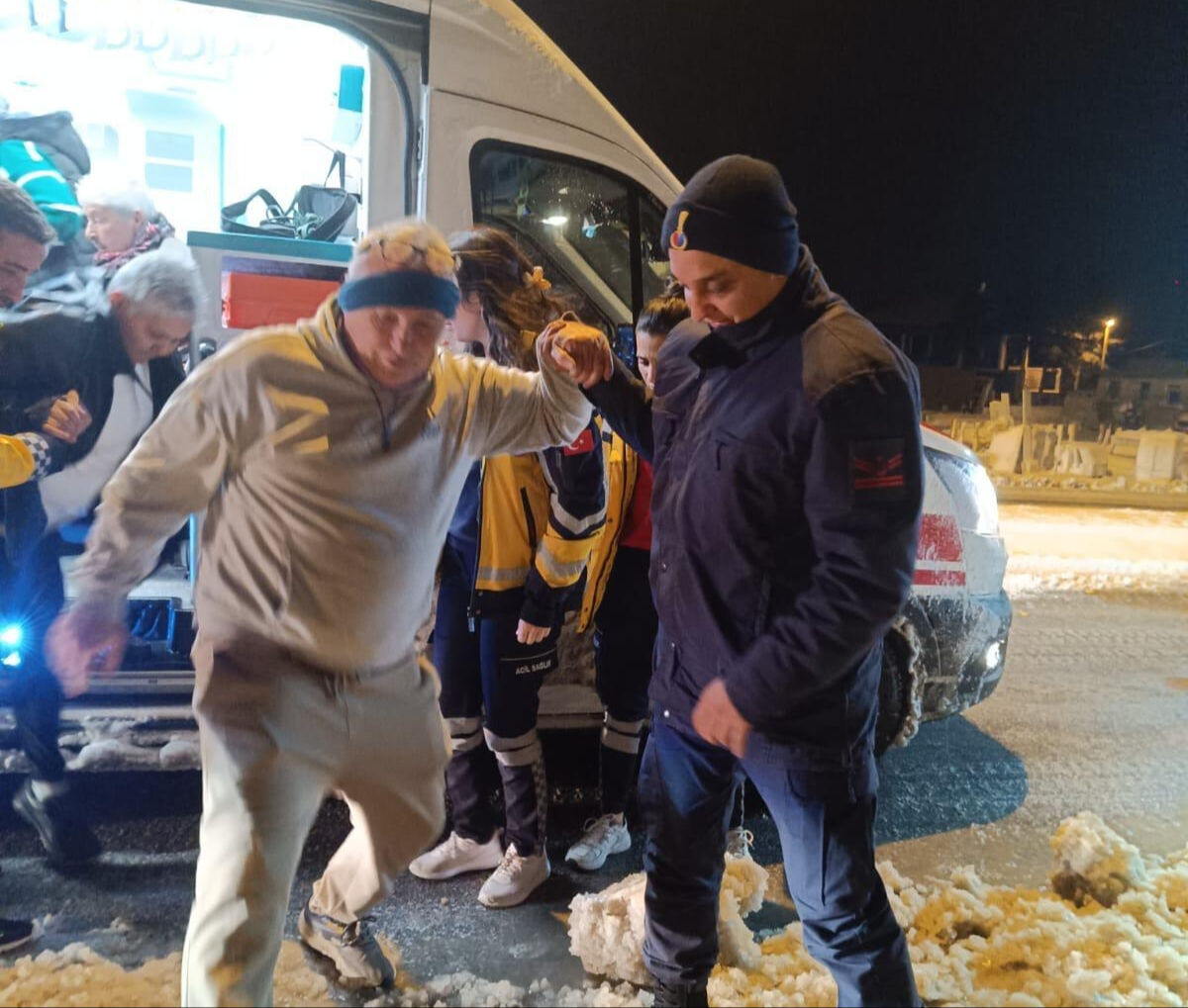 Ekipler yardıma koştu! Konya'daki kar yağışında 27 kişi yolda mahsur kaldı Ekipler yardıma koştu! Konya'daki kar yağışında 27 kişi yolda mahsur kaldı - 2. Resim