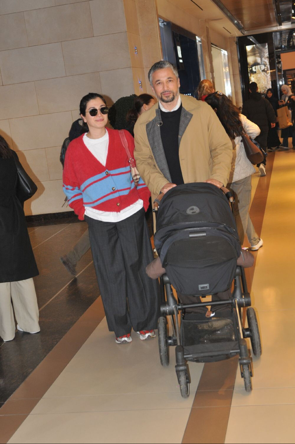 İlhan Mansız eşiyle birlikte görüntülendi! Çifte sosyal medyada yorum yağdı - 3. Resim