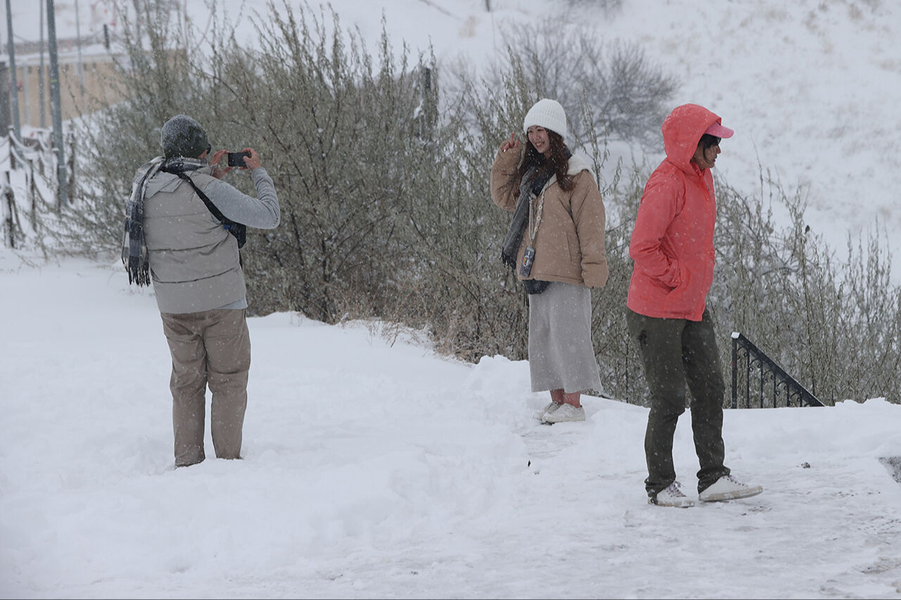 İlk defa kar yağışı görüyor! Balon için geldiler, kar topu oynadılar: Kapadokya'da kar keyfini turistler sürdü - 4. Resim