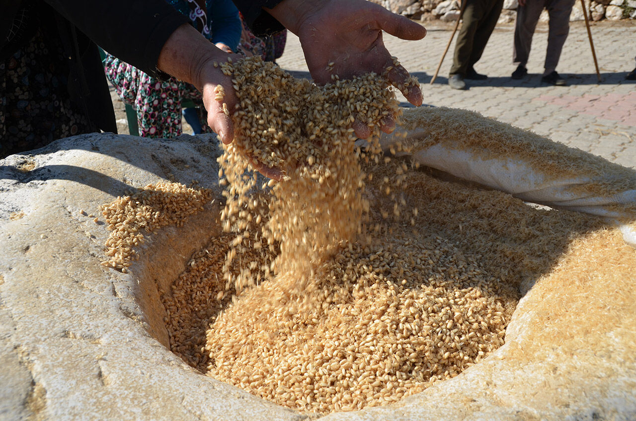 Kış aylarının vazgeçilmezleri... Eskiden her evde olurdu! Antalyalı kadınların imece usulüyle devam ettiriyor - 2. Resim