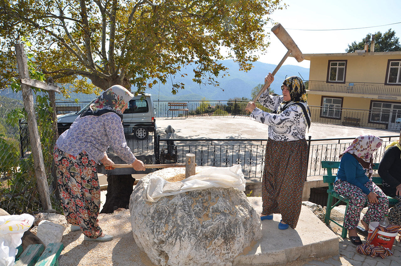 Kış aylarının vazgeçilmezleri... Eskiden her evde olurdu! Antalyalı kadınların imece usulüyle devam ettiriyor - 1. Resim