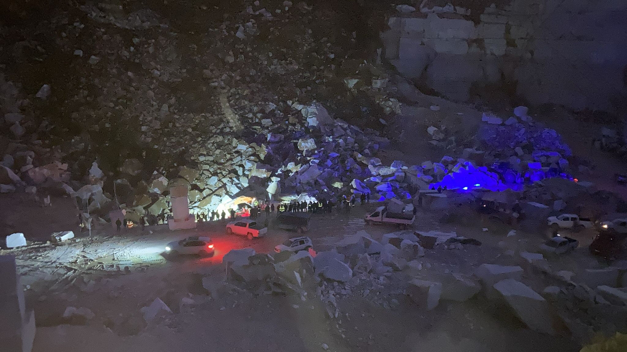 Mermer ocağında heyelan! Göçük altında kalan 2 işçiden biri hayatını kaybetti - 3. Resim