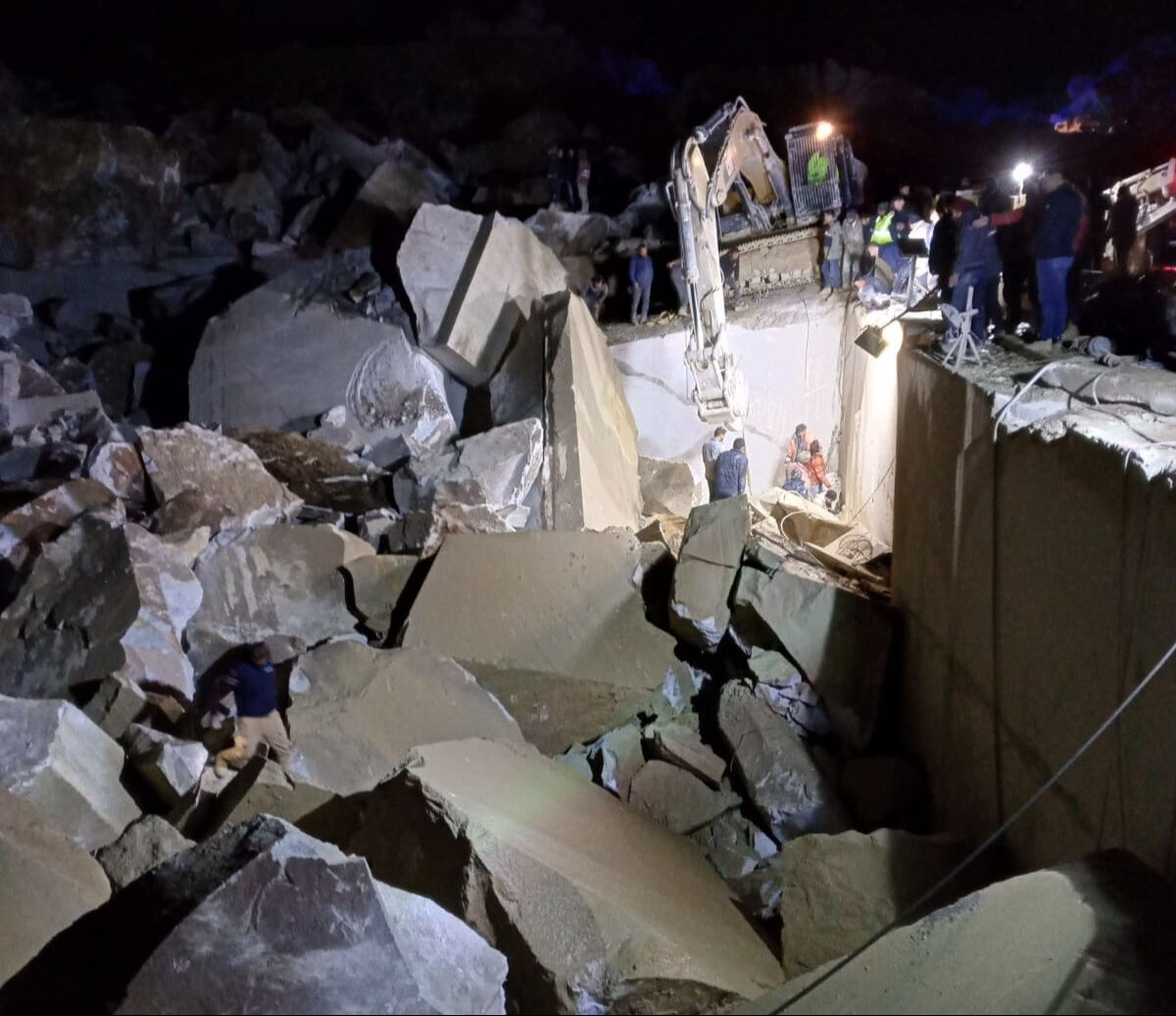 Mermer ocağında heyelan! Göçük altında kalan 2 işçiden biri hayatını kaybetti - 1. Resim