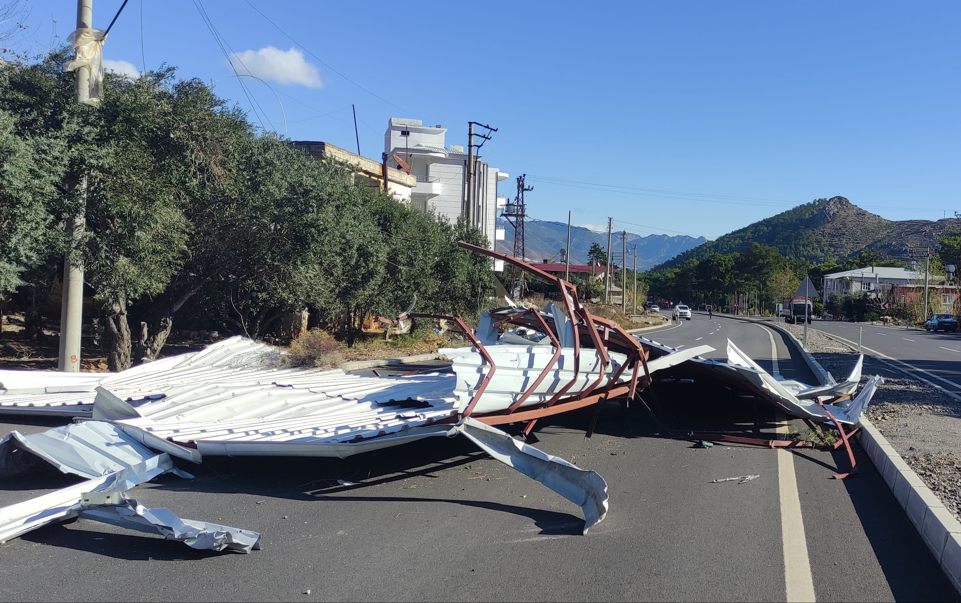 Mersin'de fırtına hayatı felç etti! Bir kişi hayatını kaybetti - 1. Resim
