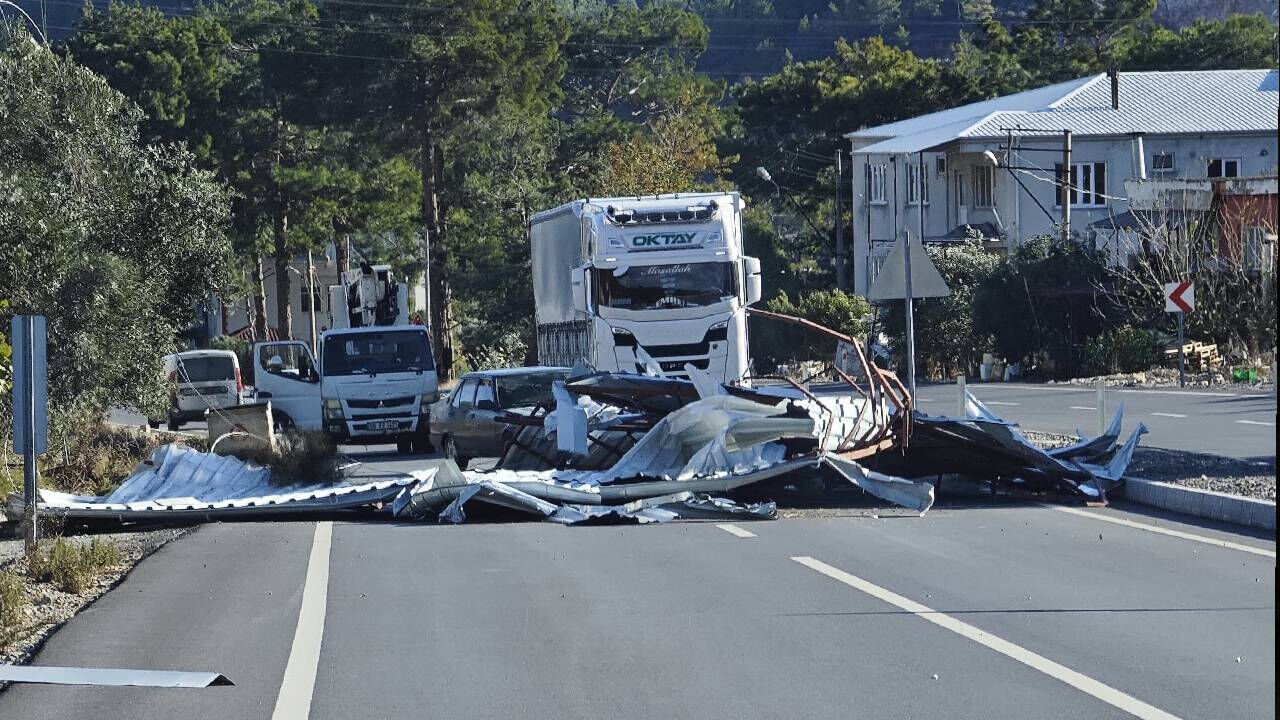 Mersin'de fırtına hayatı felç etti! Bir kişi hayatını kaybetti - 2. Resim