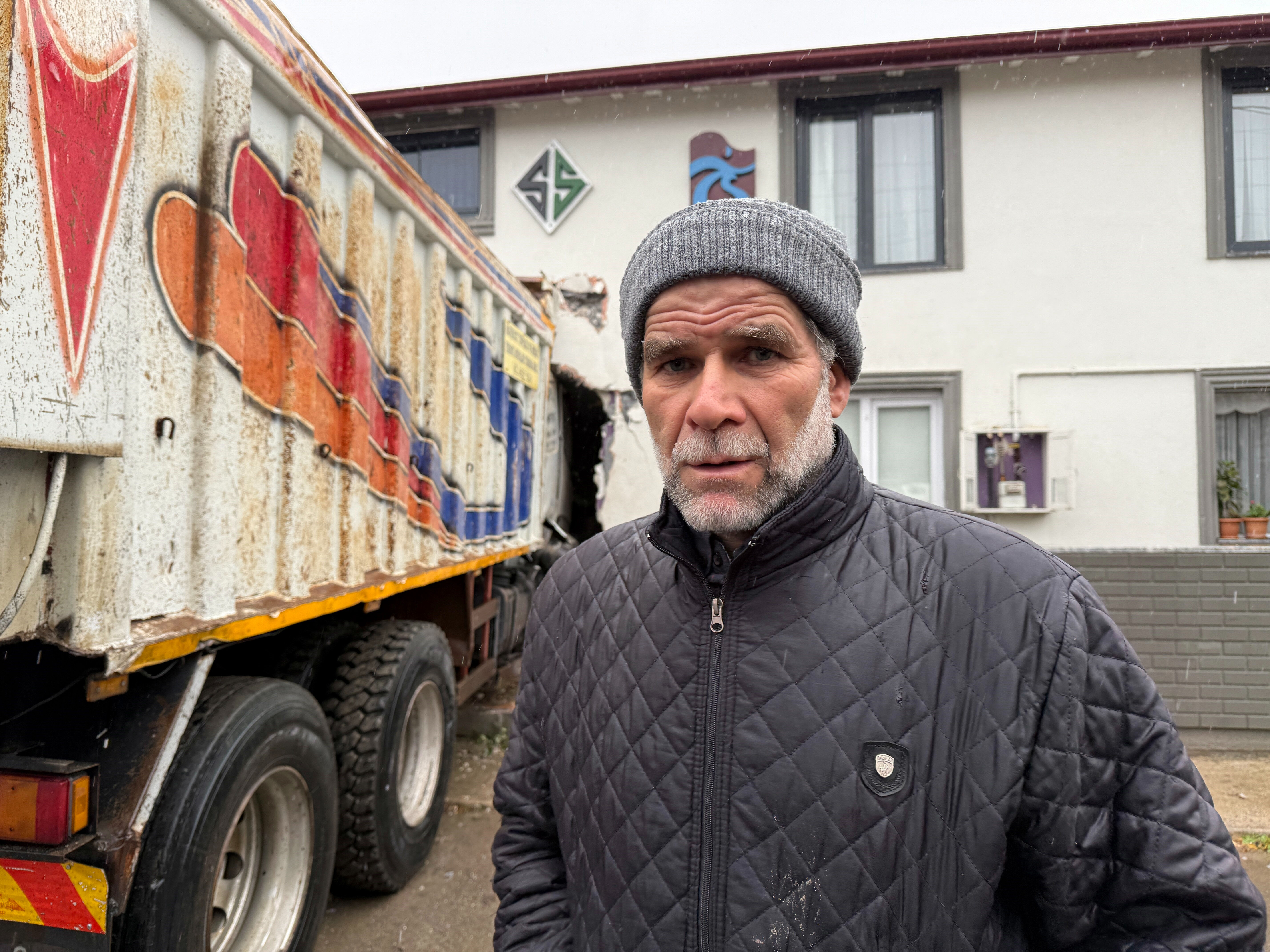 Sakarya'da faciadan dönüldü! Kontrolden çıkan kamyon, eve daldı Sakarya'da faciadan dönüldü! Kontrolden çıkan kamyon, eve daldı - 2. Resim