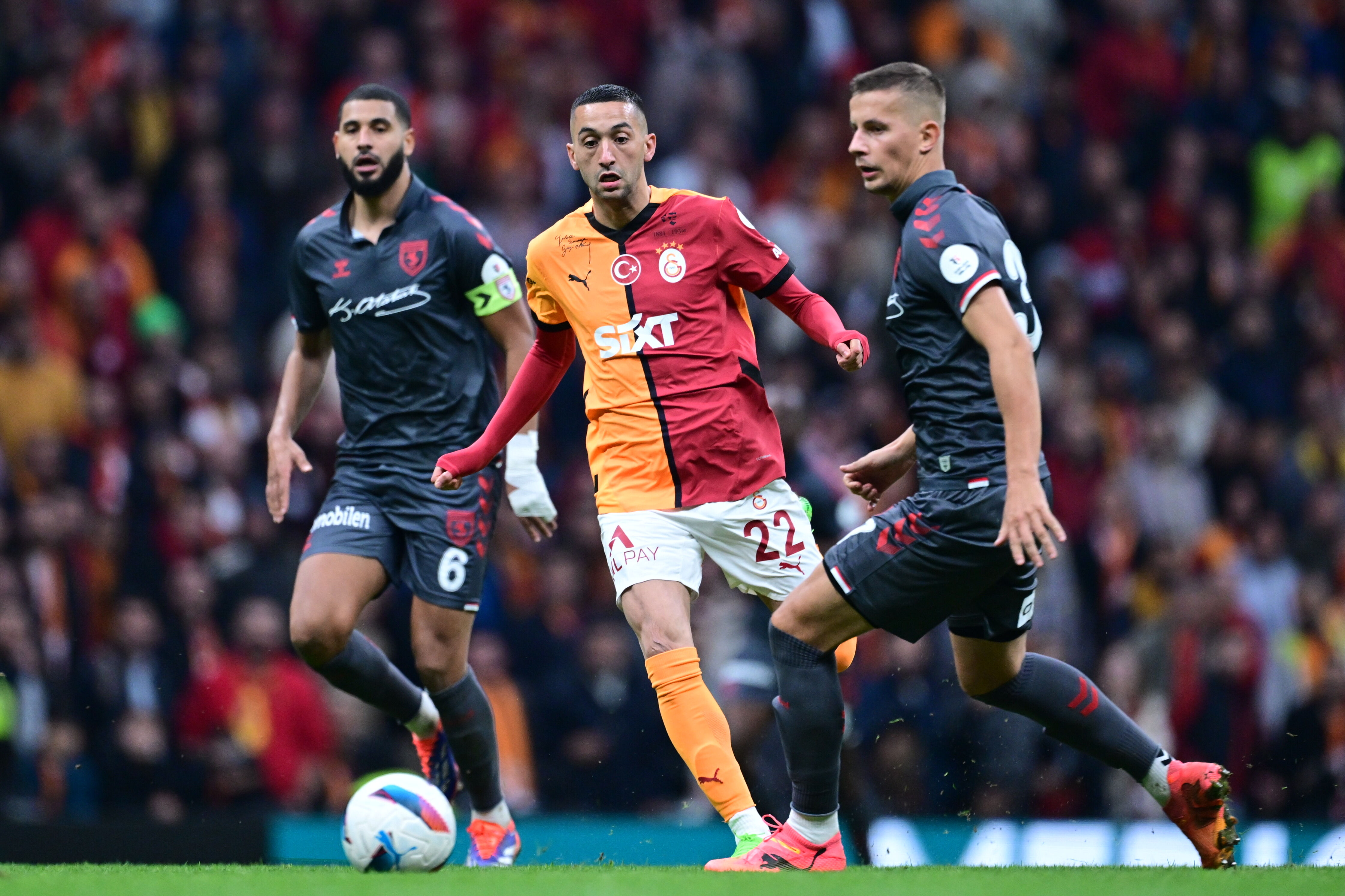 Tugay Kerimoğlu, Galatasaray'ın yıldızını yerden yere vurdu! Tugay Kerimoğlu, Galatasaray'ın yıldızını yerden yere vurdu! - 2. Resim