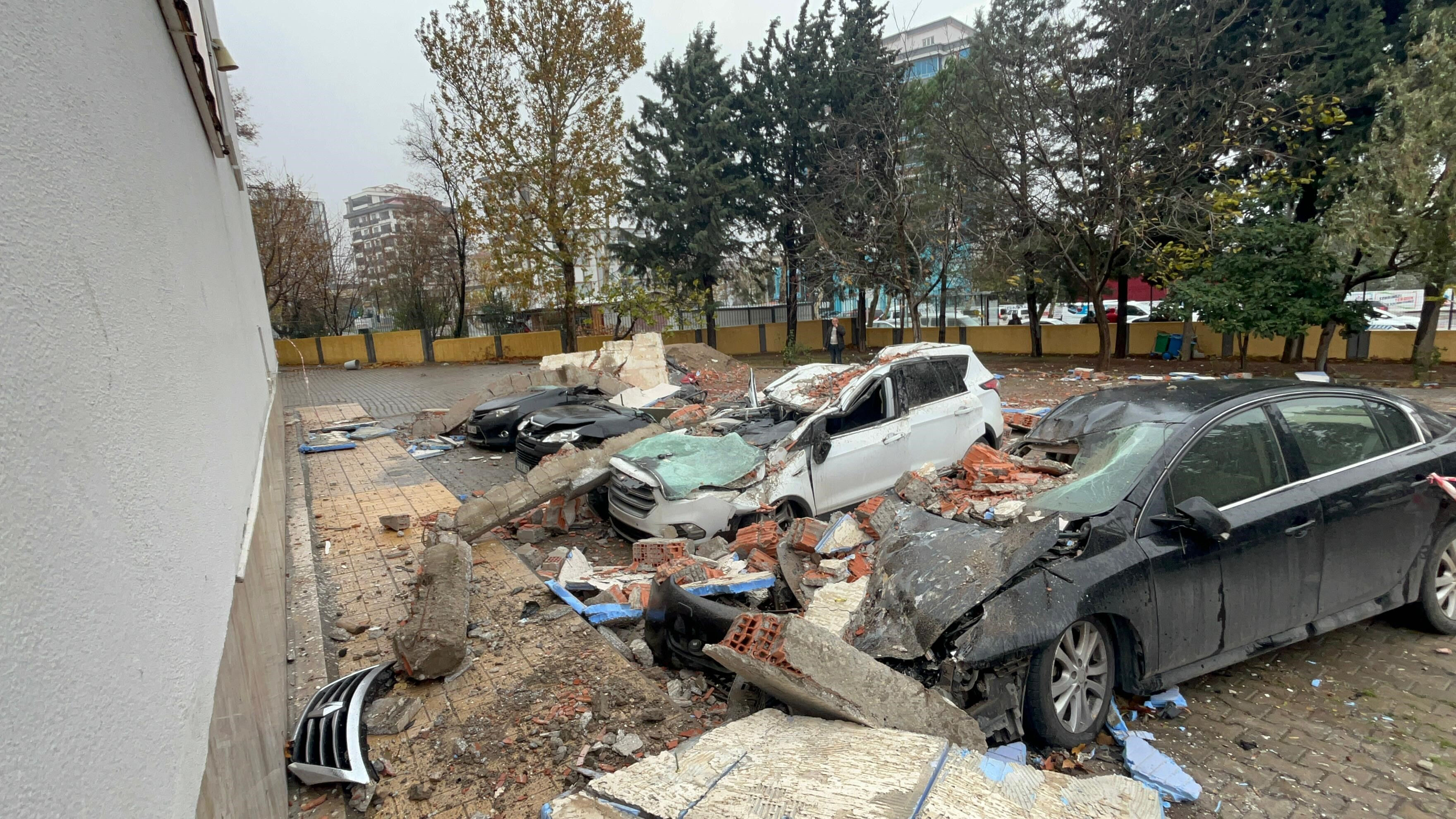 Veli toplantısına gittiler, dehşeti yaşadılar! 3 kişi yaralandı - 1. Resim
