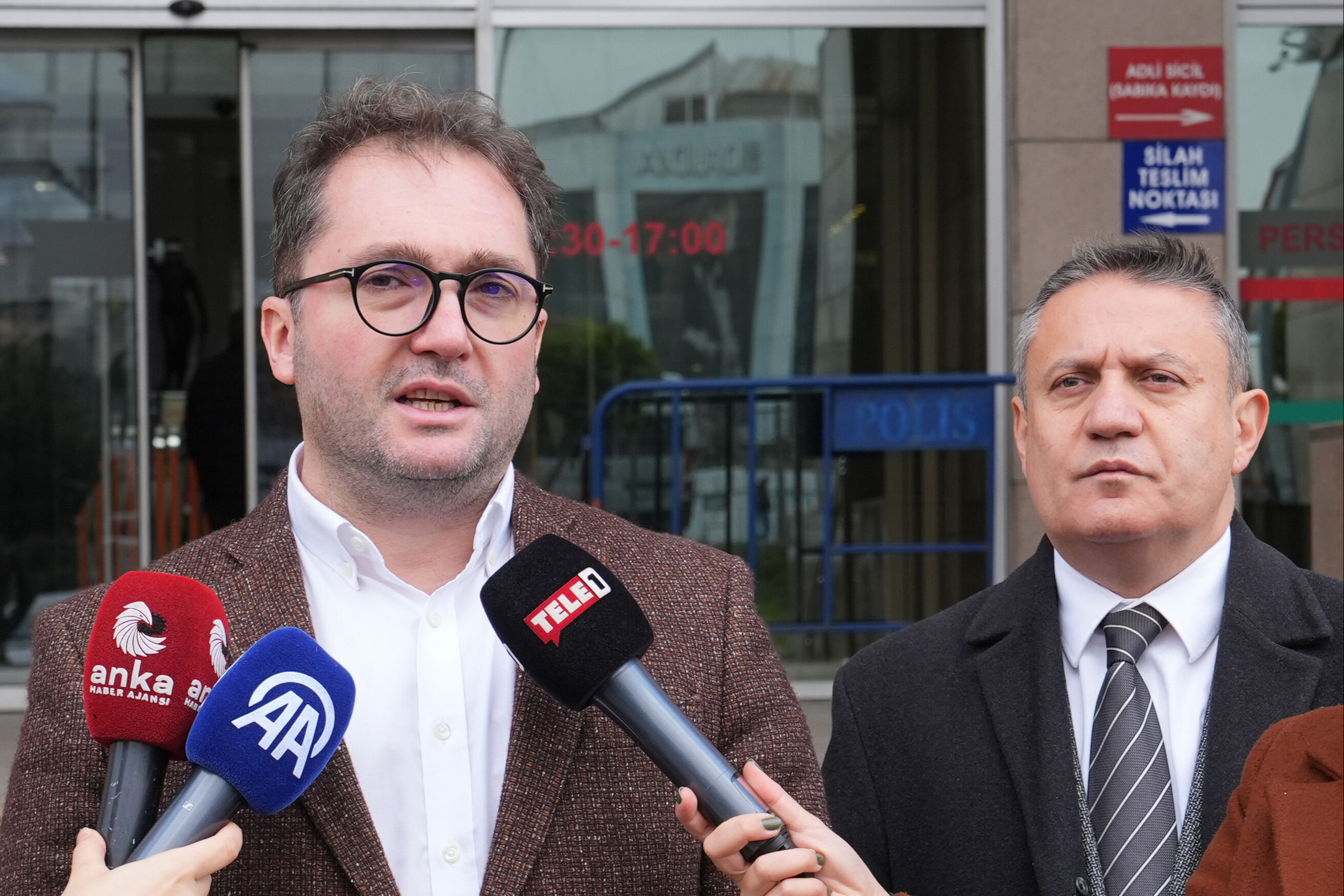 Ahmet Özer'in tutukluluğuna ikinci itiraz! Avukatları dilekçe verdi Ahmet Özer'in tutukluluğuna ikinci itiraz! Avukatları dilekçe verdi - 1. Resim