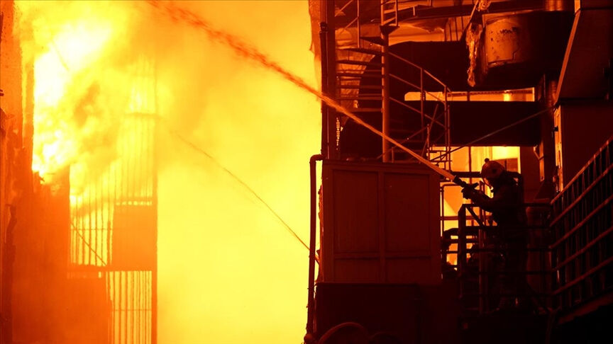 Beylikdüzü'ndeki fabrika yangını üçüncü gününde! Ekiplerin müdahalesi sürüyor - 2. Resim