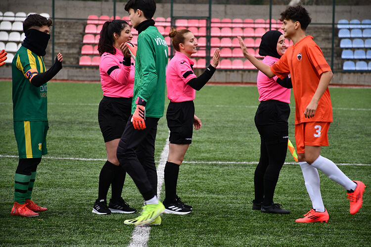 Bilecik'te 3 kadın hakem, kadına yönelik şiddete dikkati çekmek için maç yönetti - 3. Resim