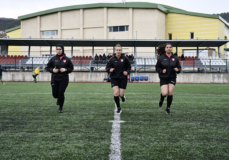 Bilecik'te 3 kadın hakem, kadına yönelik şiddete dikkati çekmek için maç yönetti - 1. Resim
