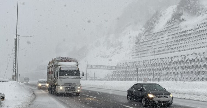 Bolu'da kar nedeniyle mahsur kalan 18 kişi kurtarıldı - 1. Resim