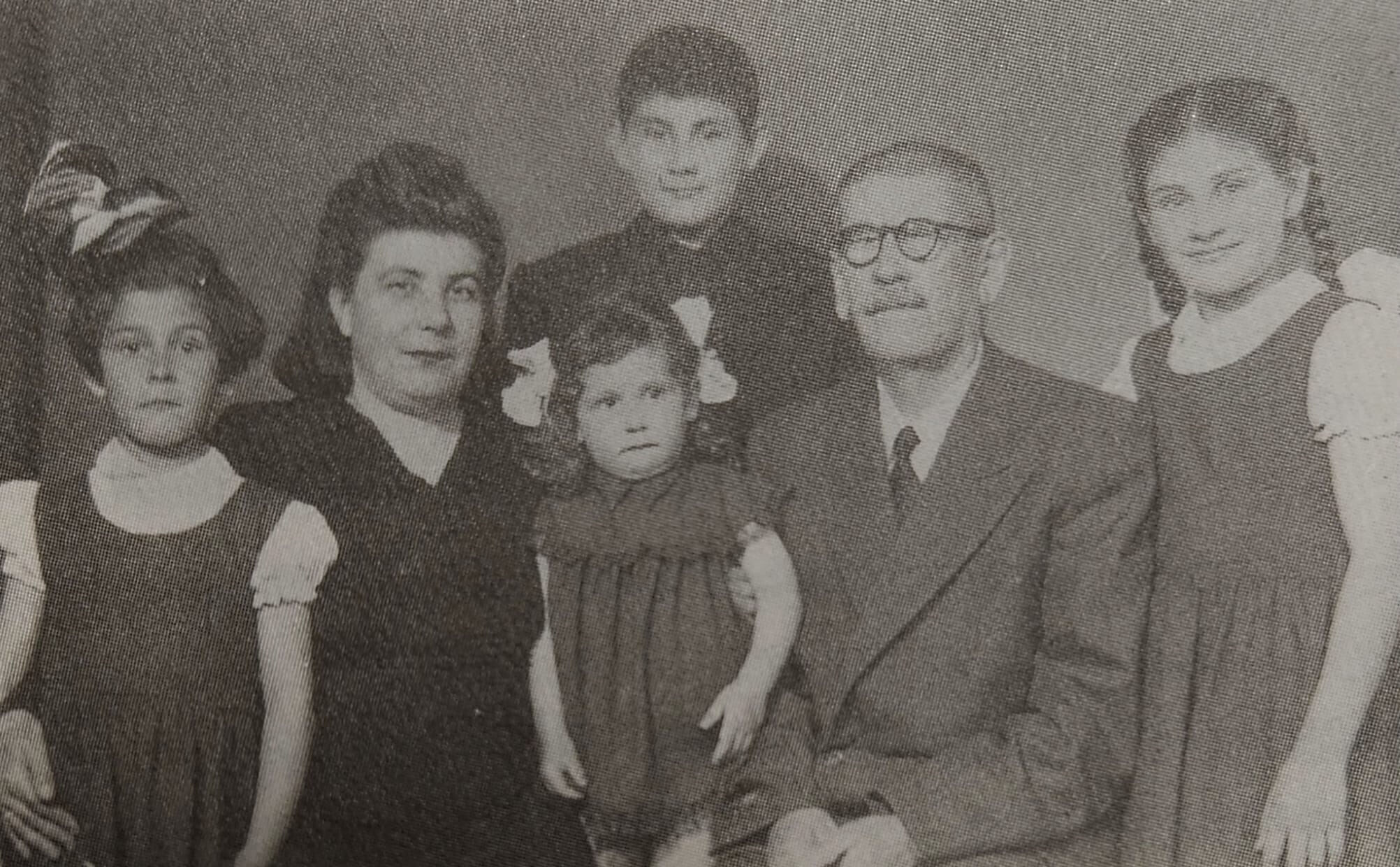 Canan Karatay'ın eski hali olay oldu! Abisiyle ilgili 'intihar' detayı dikkat çekti Canan Karatay'ın eski hali olay oldu! Abisiyle ilgili 'intihar' detayı dikkat çekti - 1. Resim