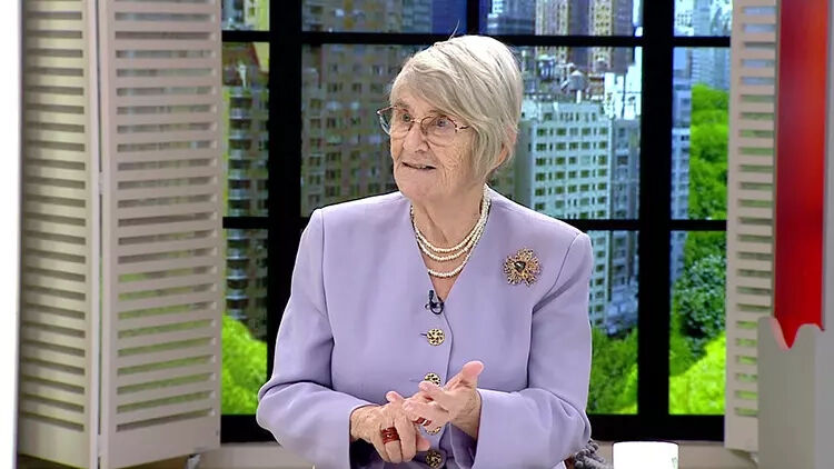 Canan Karatay'ın eski hali olay oldu! Abisiyle ilgili 'intihar' detayı dikkat çekti Canan Karatay'ın eski hali olay oldu! Abisiyle ilgili 'intihar' detayı dikkat çekti - 4. Resim