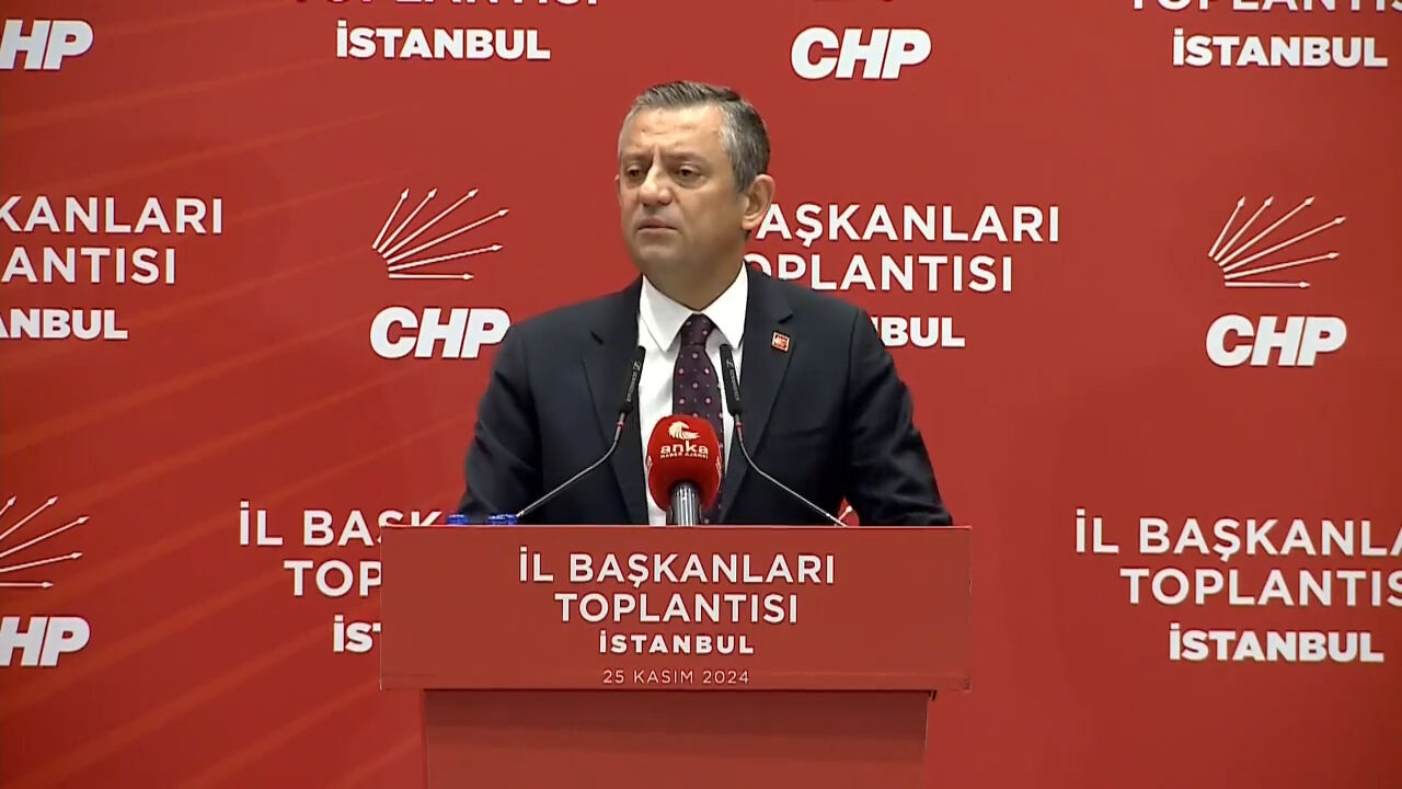 CHP Genel Başkanı Özgür Özel korsan kılıçlı yemin töreni yapan teğmenlere sahip çıktı - 1. Resim